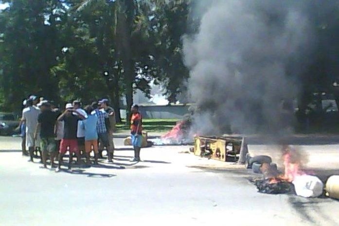 Protesto fecha pista na rotatória da PRF
