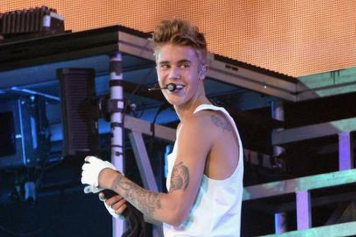 Durante sessão de fotos, cantor Justin Bieber cai da escada e machuca o pescoço