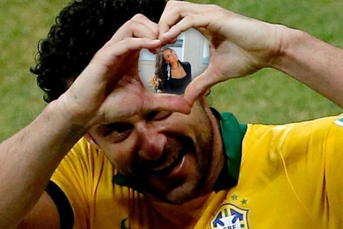 Fred faz o coração para Ana Gabriela