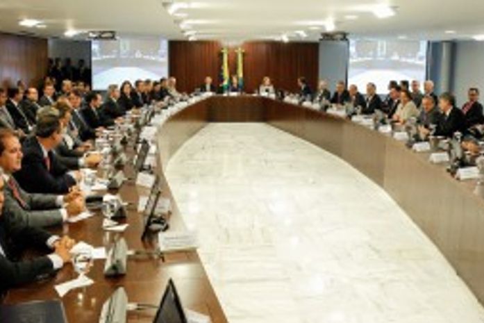 Rui Palmeira (lado esquerdo da foto) participou de reunião com a presidente Dilma Rousseff e com outros prefeitos e governadores .