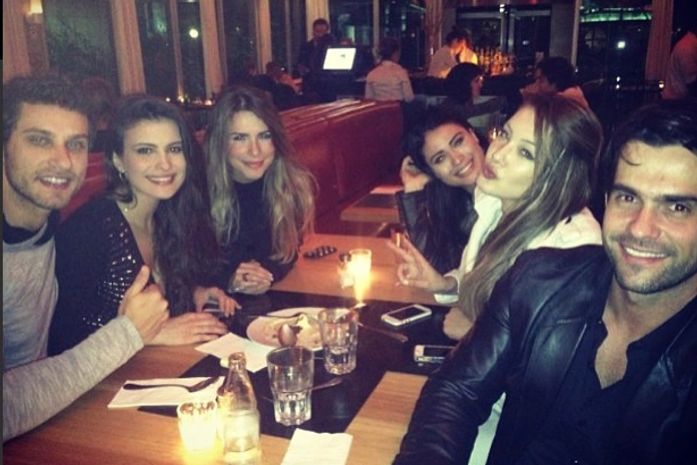 Após 1 mês de separação, Eli e Kamilla reatam e jantam juntinhos com amigos