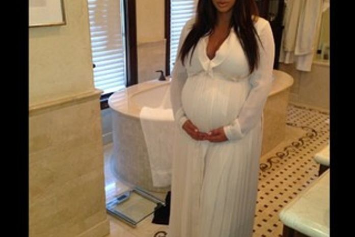 Kim Kardashian manda fotos falsas da filha para testar amigos, diz site