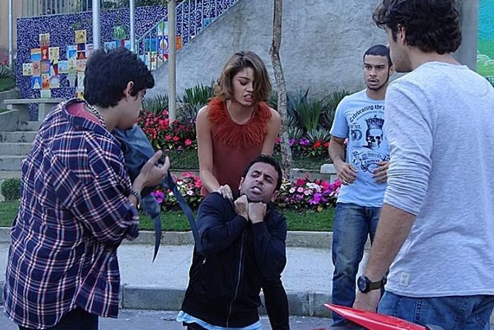 Paparazzi registra beijão entre Amora e Bento, e a it-girl parte para cima do fotógrafo!