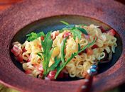 Requeijão, tomate e  bacon dão toque especial  em miojo feito por chef