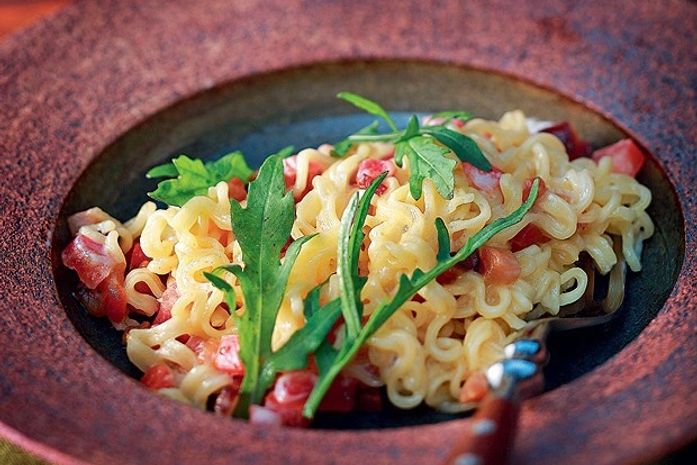 Requeijão, tomate e bacon dão toque especial em miojo feito por chef
