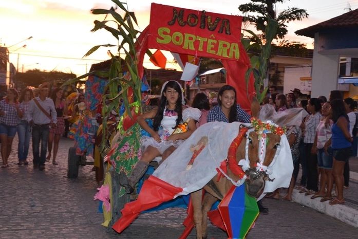 Desfile de carroças juninas agitou o São João de Campo Alegre