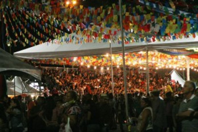 Arraial Papel no Varal e concurso de quadrilhas animam noite desta terça-feira