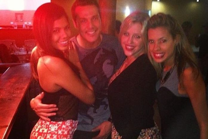 Em tom irônico, Susana Werner posta foto de Júlio César com mulheres