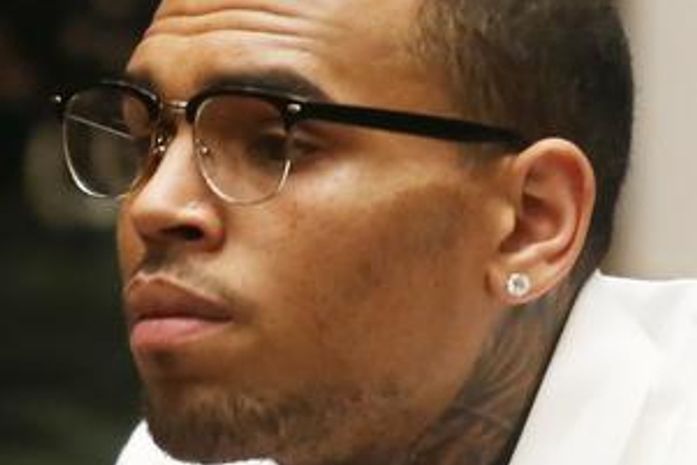 Dono de boate defende Chris Brown após acusação de agressão