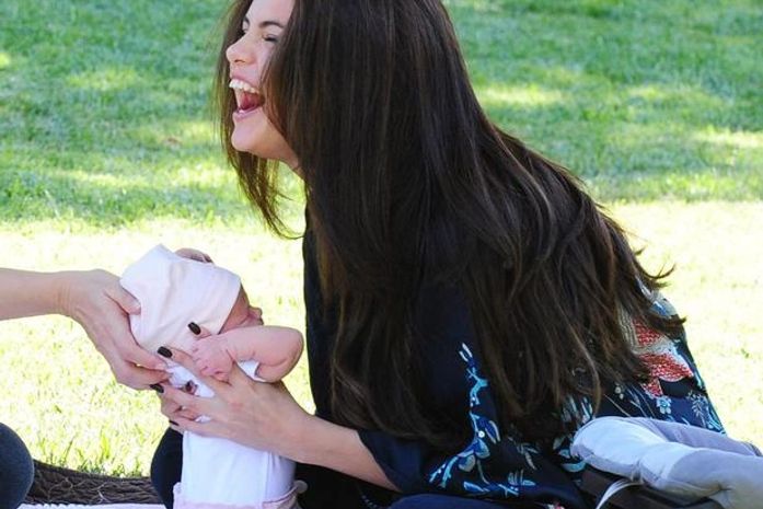 Selena Gomez paparica a irmã recém-nascina durante ensaio fotográfico