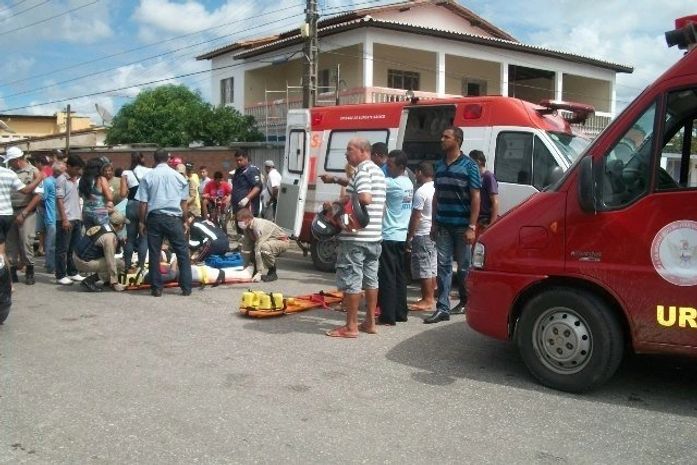 Colisão entre carro e motocicleta deixa casal ferido