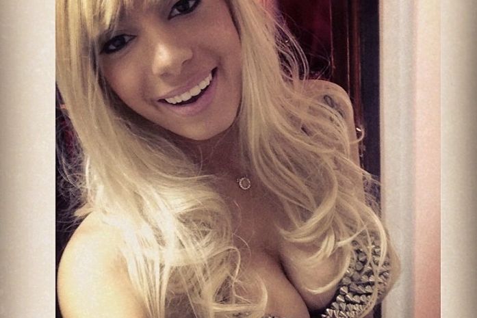 Anitta surge loira, mas é o decotão em top de tachinhas que rouba cena