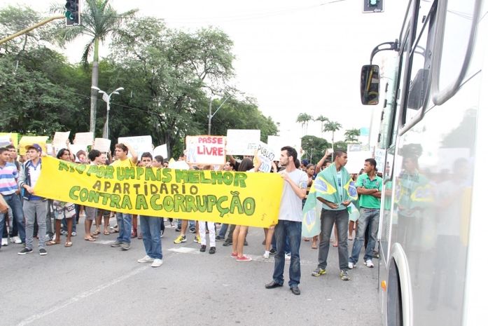 Manifestantes vão às ruas "Por um País melhor"
