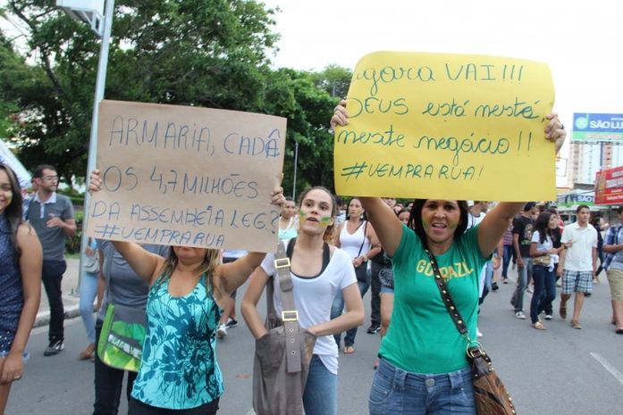 Manifestantes vão às ruas "Por um País melhor"