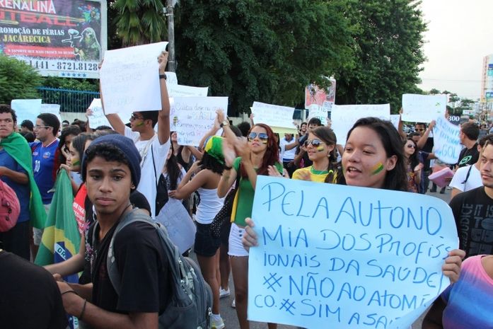 Manifestantes vão às ruas "Por um País melhor"