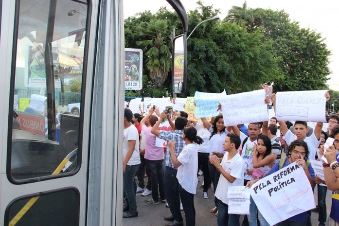 Manifestantes vão às ruas "Por um País melhor"