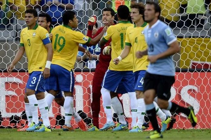 Em jogo feio, Paulinho salva no fim contra Uruguai e põe Brasil na final