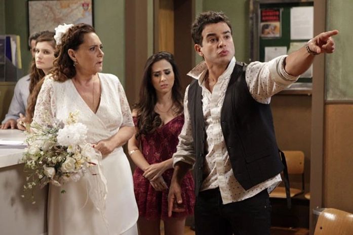 Na hora do casório, Atílio pede para ir ao banheiro e abandona Márcia