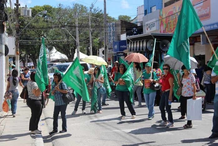 Trabalhadores da educação realizam ato público no centro de Maceió