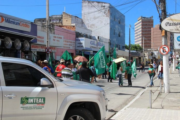 Rua é bloqueada no Centro pelo Sinteal