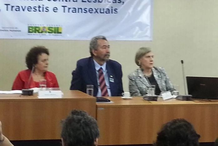 Paulão do PT anuncia a "morte" de Mandela.