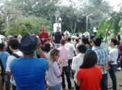 Manifestantes na Praça Centenário
