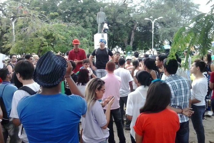Manifestantes na Praça Centenário