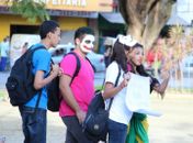 Manifestantes na Praça Centenário