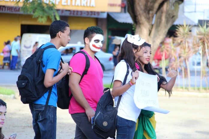 Manifestantes na Praça Centenário