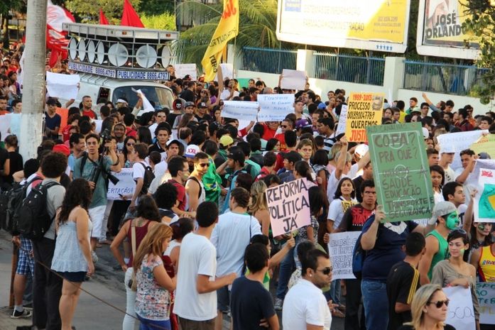Manifestantes na Praça Centenário