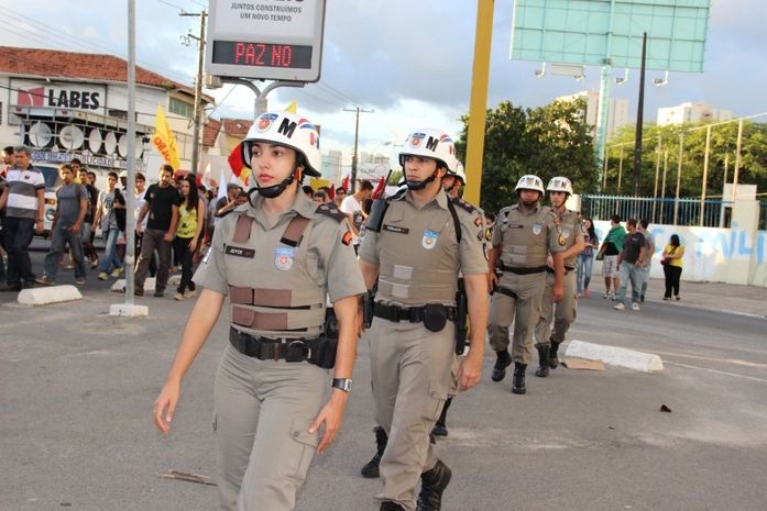 Manifestantes na Praça Centenário