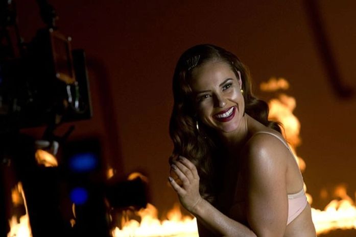 Fãs agradecem: Paolla Oliveira mostra o seu lado mais quente em ensaio sexy