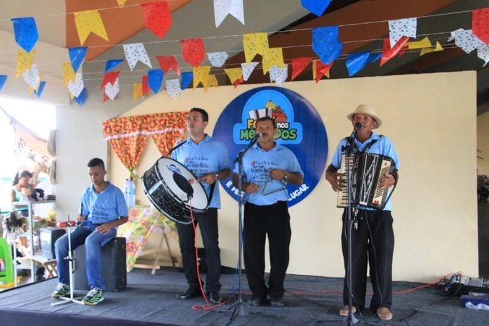 Forrozeiros animam último dia das festas juninas com forró nos Mercados