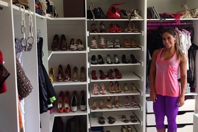 Ex-BBB Mayra Cardi abre o closet e revela coleção de sapatos e acessórios