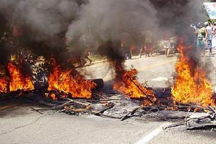 Taxistas bloqueiam dois trechos de rodovia em protesto contra Arsal