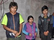 Tio (E) e pais do menino boliviano Bryan, 5 anos, morto durante tentativa de assalto na zona leste de São Paulo