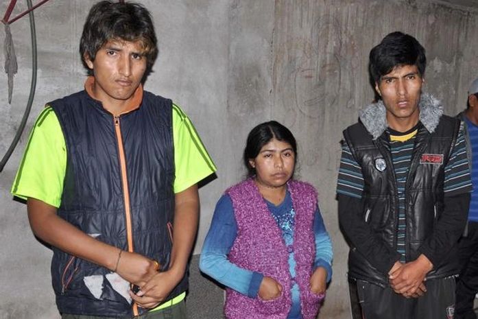 Tio (E) e pais do menino boliviano Bryan, 5 anos, morto durante tentativa de assalto na zona leste de São Paulo