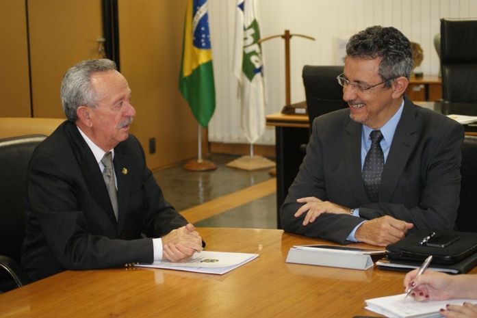Senador Benedito de Lira em reunião com o presidente da Empraba, Mauricio Antônio Lopes.