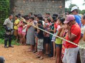Populares observam local onde o corpo de Felipe Vicente foi achado