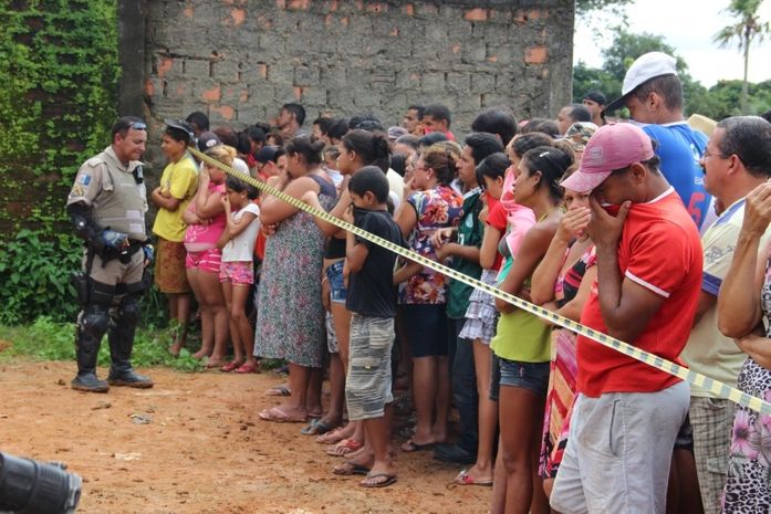 Populares observam local onde o corpo de Felipe Vicente foi achado