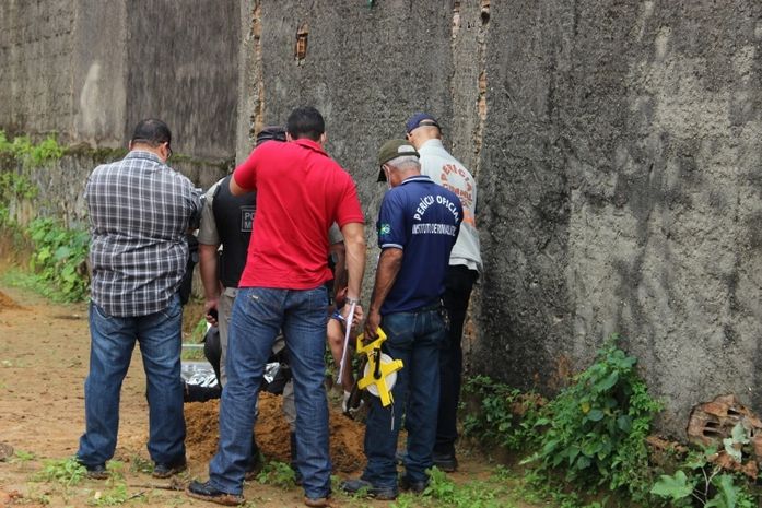 Peritos verificam o corpo