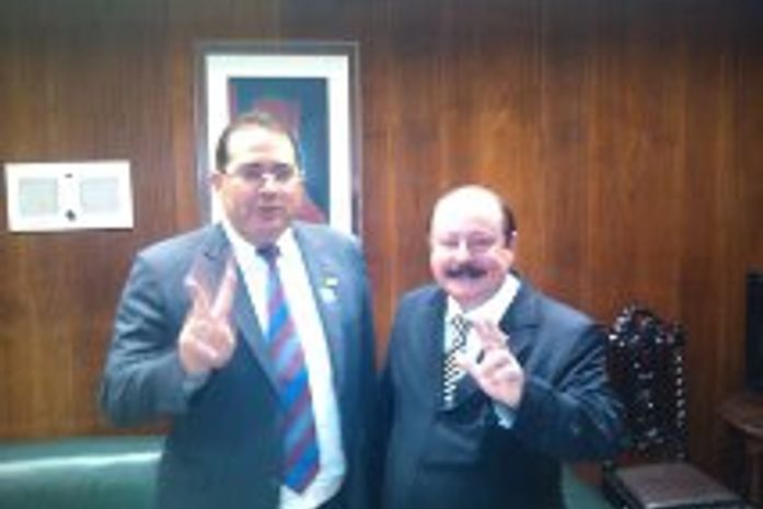 Adeilson Bezerra e o presidente Levi Fidélis satisfeitos com a filiação de Almeida