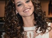 Débora Nascimento revela segredos para cuidar dos cabelos cacheados