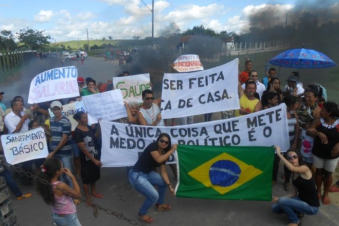 Professores e famílias bloquearam AL-210