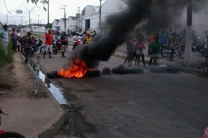 Famílias que ocuparam terreno manifestaram queimando pneus