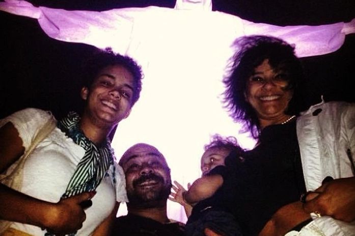 Registro! Solange Couto posa com os três filhos no alto do Cristo Redentor