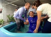Fiéis desceram às águas batismais para iniciar uma nova vida após profissão de fé em Cristo Jesus