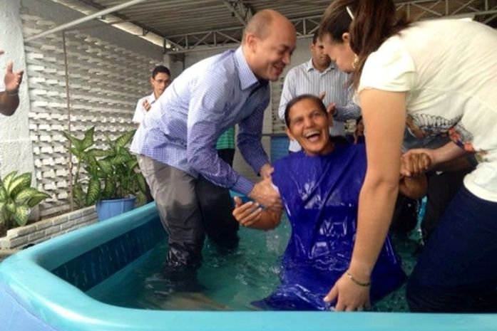 Fiéis desceram às águas batismais para iniciar uma nova vida após profissão de fé em Cristo Jesus