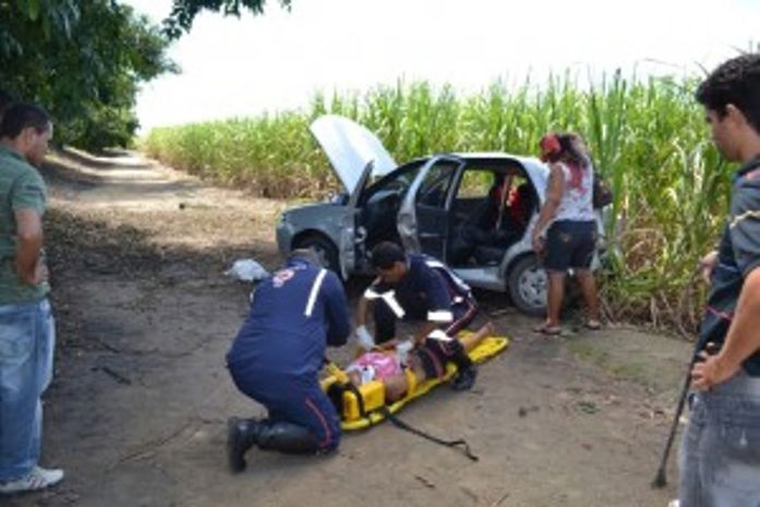Colisão entre carro e carreta deixa quatro pessoas de uma mesma família feridas
