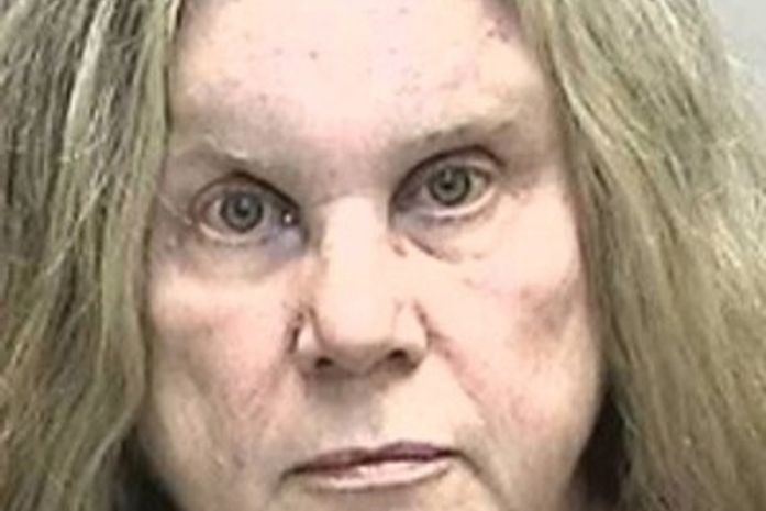 Americana é presa por agressão após beijar nariz de policial